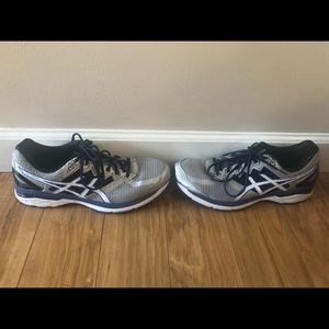 GT-2000 running shoes